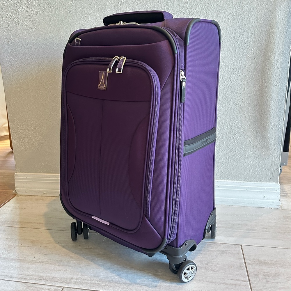 Travelpro Spinner Carry On luggage. New, never traveled